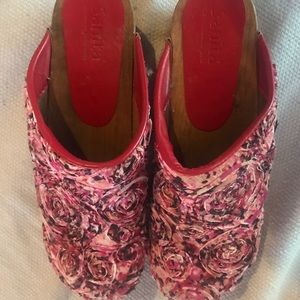 Sanica clogs...rose pattern. Beautiful clogs.